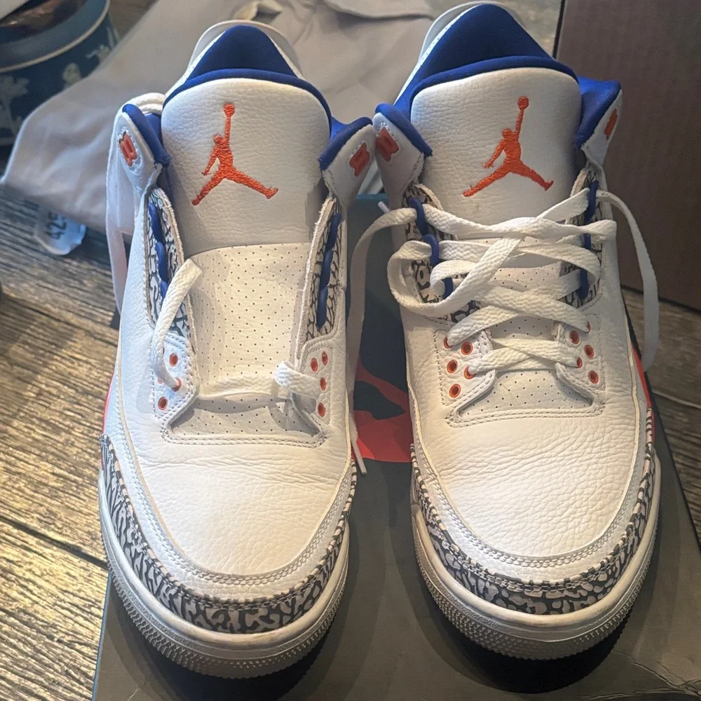 Air Jordan Retro 3 "Knicks" edition with orange and blue colorway - Picture 2 of 9